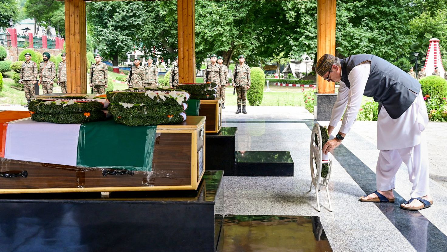 https://www.salarnews.in/public/uploads/images/newsimages/maannewsimage10082025_202328_Kulgam soldiers.jpg